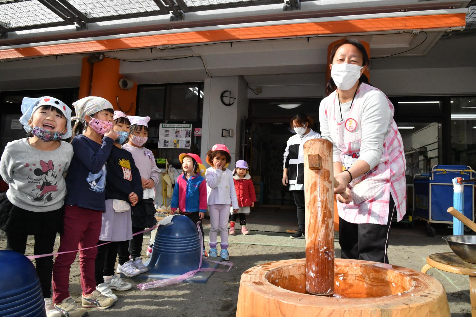 お餅つき（子ども達の声援に保育者もペッタン）