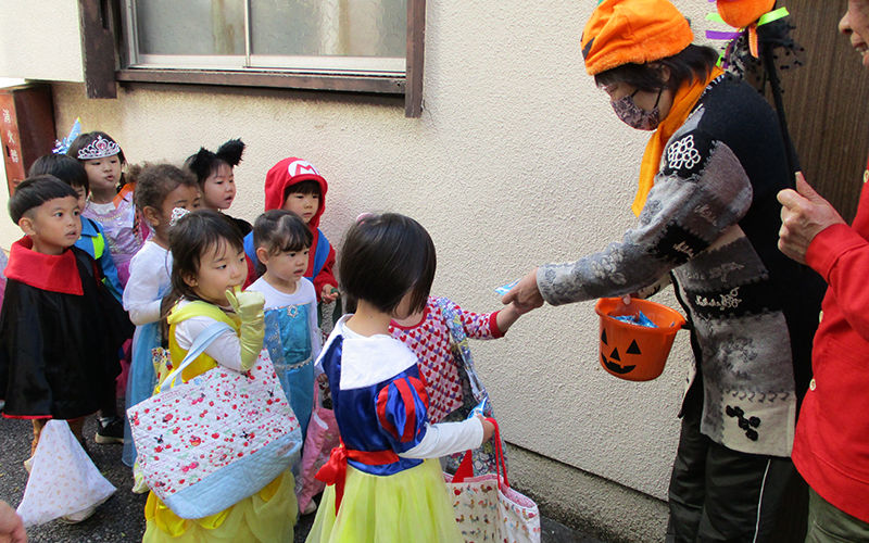 ハロウィン(近隣の方の協力もあり楽しく過ごします)